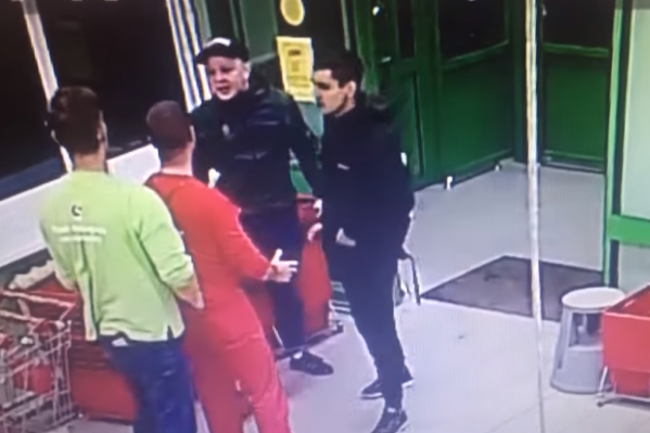 Дерзкие грабители подрались с персоналом магазина Дерзкие грабители подрались с персоналом магазина