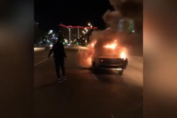 Машина сгорела полностью. После чего на место приехали пожарные и полицейские Машина сгорела полностью. После чего на место приехали пожарные и полицейские