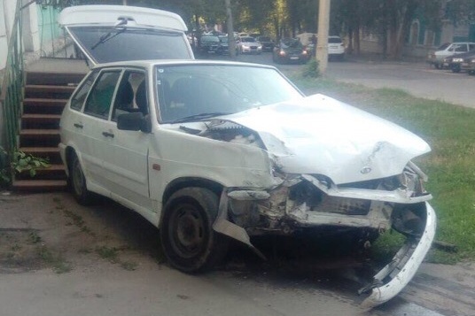 Отечественное авто остановилось у крыльца магазина Отечественное авто остановилось у крыльца магазина
