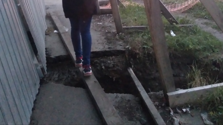 "Торчала только голова": екатеринбурженка провалилась в яму рядом со строящимся фитнес-клубом