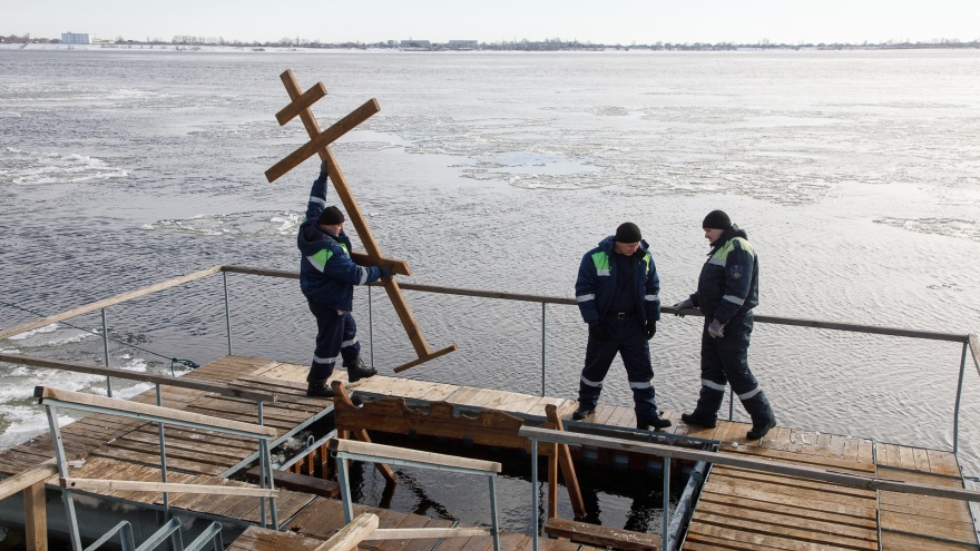 «Ребенок орет, а его несут в воду»: волгоградские спасатели попросили не увлекаться крещенской модой
