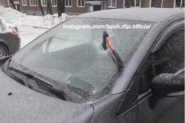 Почему именно топором хулиган протаранил машину, неизвестно Почему именно топором хулиган протаранил машину, неизвестно