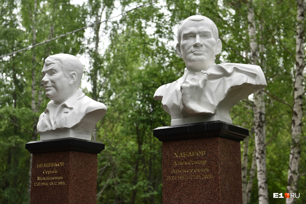 На Северное кладбище вернули памятники лидерам ОПС «Уралмаш»: фото до и после реконструкции
