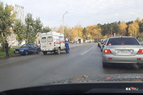 Скорая помощь везла в больницу ребенка, а легковушка ее не пропустила Скорая помощь везла в больницу ребенка, а легковушка ее не пропустила 