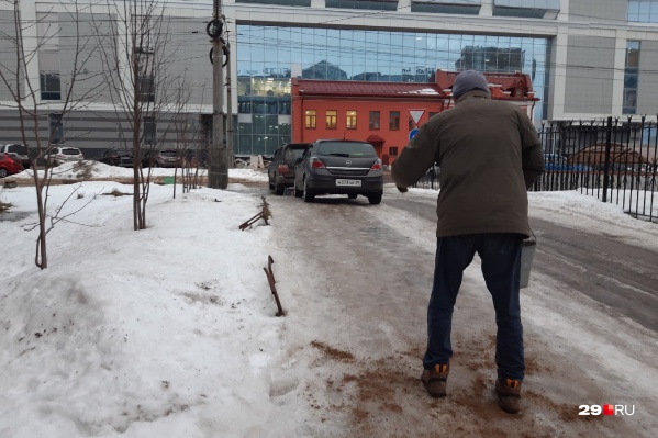 Гололед стоит вот уже несколько дней, а тротуары посыпают только сегодня? Гололед стоит вот уже несколько дней, а тротуары посыпают только сегодня?