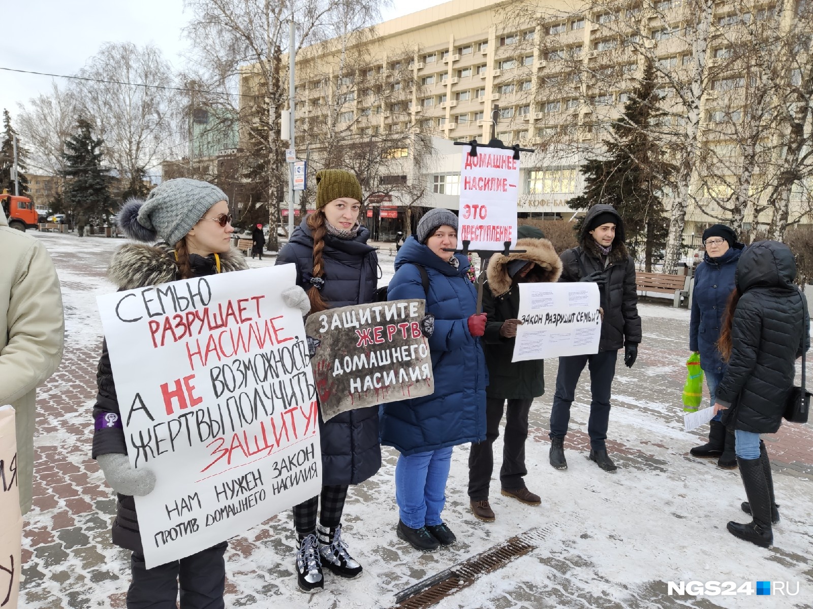 Против домашнего. Пикет против домашнего насилия. Пикеты против закона о домашнем насилии. Домашнее насилие пикет. Акции против домашнего насилия.