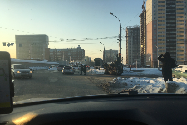 УАЗ поворачивал с Писарева на Ипподромскую УАЗ поворачивал с Писарева на Ипподромскую