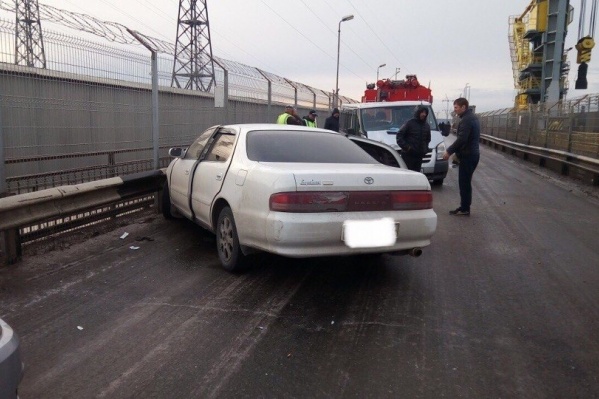 Причиной аварии и пробки стал гололёд Причиной аварии и пробки стал гололёд
