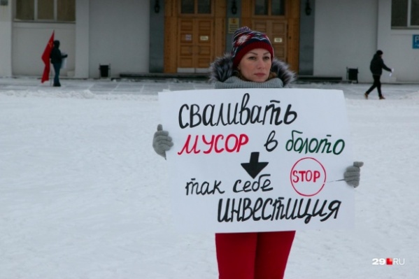 Пока областные депутаты решали судьбу референдума, архангелогородцы проводили одиночные пикеты в центре города Пока областные депутаты решали судьбу референдума, архангелогородцы проводили одиночные пикеты в центре города