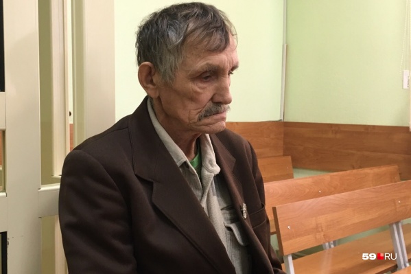 Сам ветеран говорит, что мак мог появиться на его огороде случайно Сам ветеран говорит, что мак мог появиться на его огороде случайно