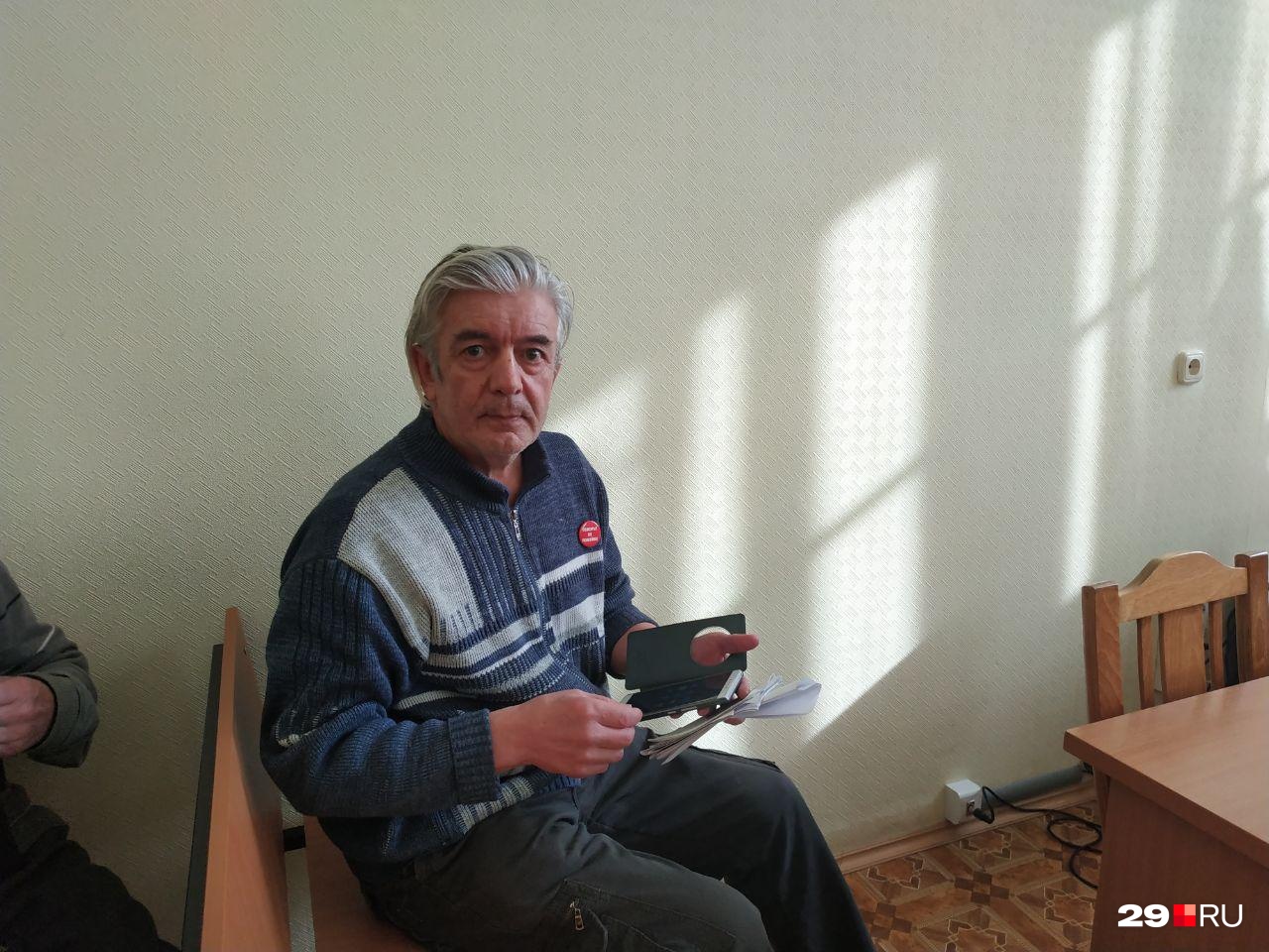 Вчера задержанным активистам сказали, что суд начнется в 9:30. Затем они думали, что их дела начнут рассматривать после обеда, в 14 часов Вчера задержанным активистам сказали, что суд начнется в 9:30. Затем они думали, что их дела начнут рассматривать после обеда, в 14 часов