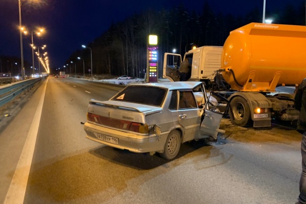 Lada влетела под грузовик с топливом Lada влетела под грузовик с топливом