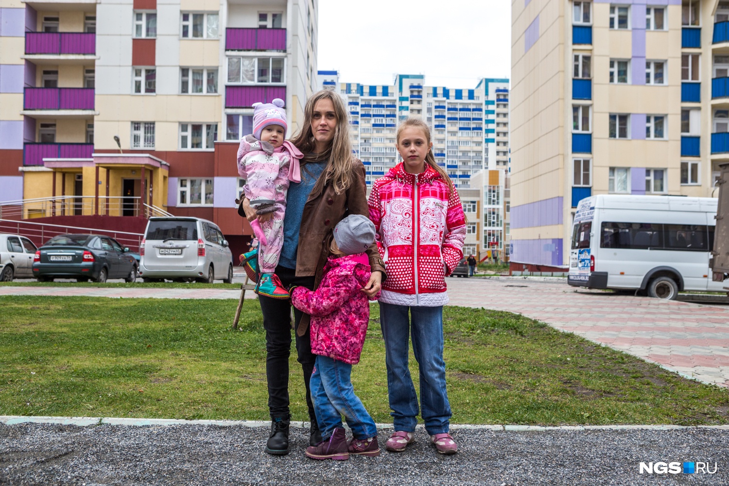 Ольга и её дочери ждут возвращения Дениса
