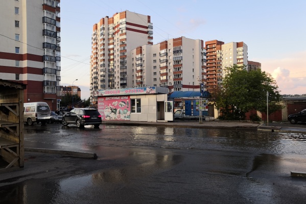 В Красноярске из-за аварии затопило дорогу на улице Менжинского В Красноярске из-за аварии затопило дорогу на улице Менжинского