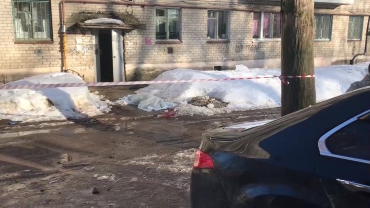 В Березниках пенсионерку убила упавшая с крыши глыба льда