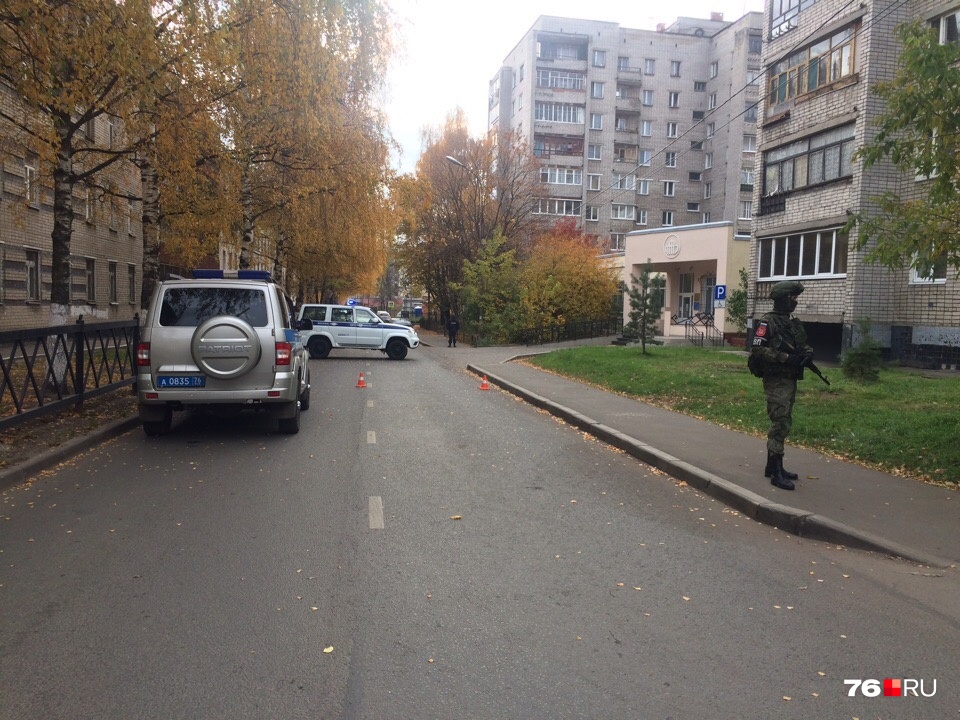 Военный полицейский с автоматом разворачивает всех прохожих Военный полицейский с автоматом разворачивает всех прохожих