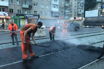 Рабочие трудятся на участке протяженностью полтора километра Рабочие трудятся на участке протяженностью полтора километра