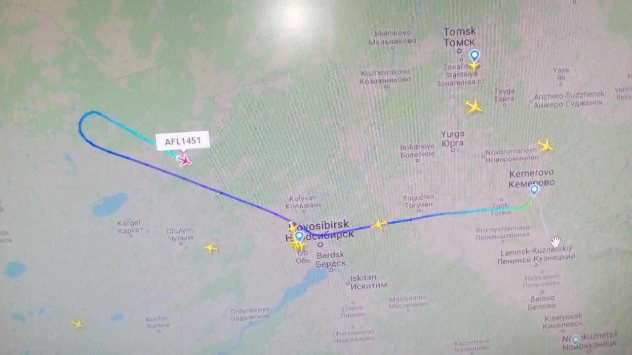 Самолёт сменил курс примерно в 7:52 Самолёт сменил курс примерно в 7:52
