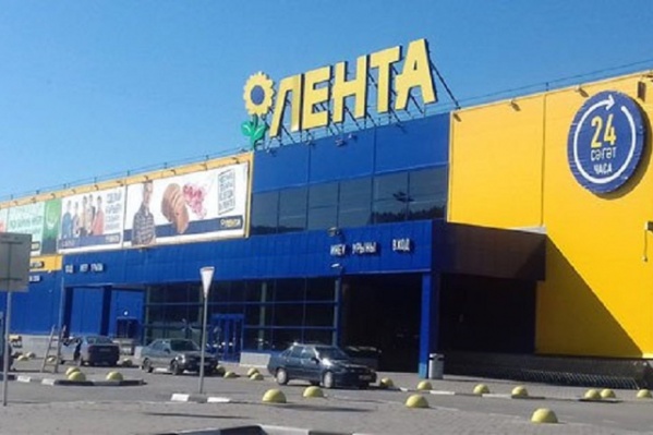 Парковку магазина оцепили. Очевидцы сообщили, что посетителей из магазинов вывели Парковку магазина оцепили. Очевидцы сообщили, что посетителей из магазинов вывели