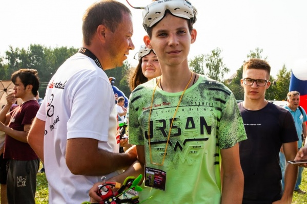 16-летний Александр Ганин (второй справа) умеет управлять квадрокоптером на высокой скорости 16-летний Александр Ганин (второй справа) умеет управлять квадрокоптером на высокой скорости