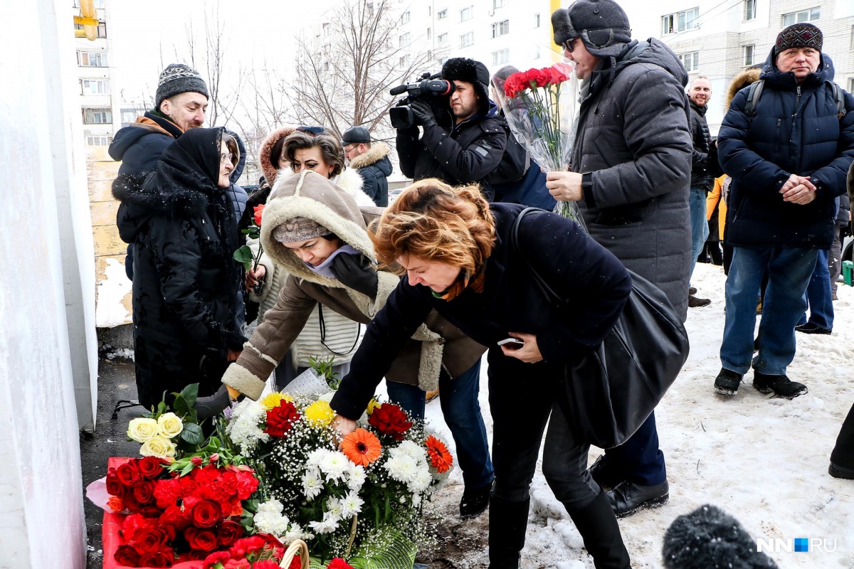 Возложить цветы к памятной доске не помешали даже сугробы Возложить цветы к памятной доске не помешали даже сугробы