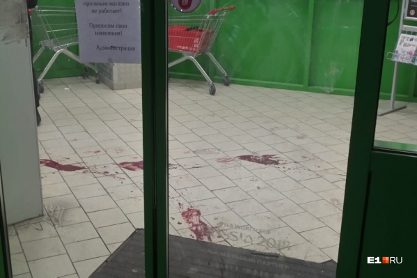 В холле магазина было много крови В холле магазина было много крови