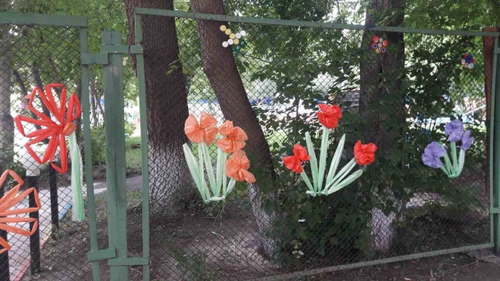 Воспитатели детского сада на Киренского украсили старый забор пакетами