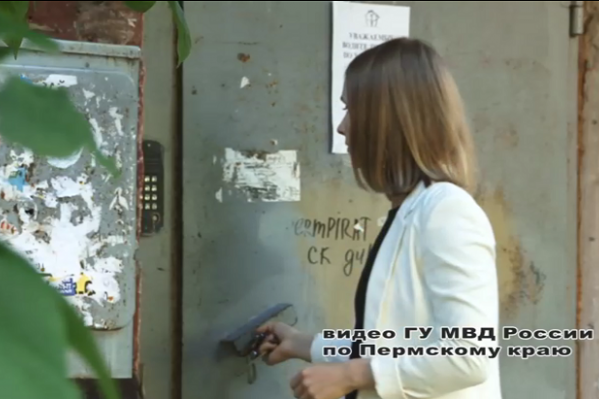 Героиня показывает сотрудникам полиции, как произошло нападение. Реконструкция событий Героиня показывает сотрудникам полиции, как произошло нападение. Реконструкция событий