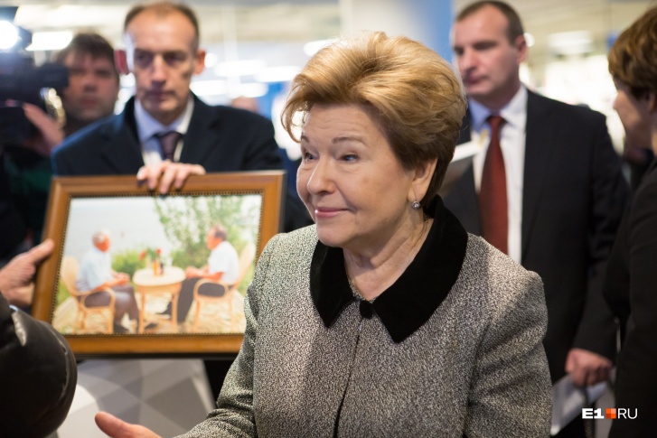 Наина Ельцина уверена, что при её муже политики бы побоялись так перевирать события тех лет