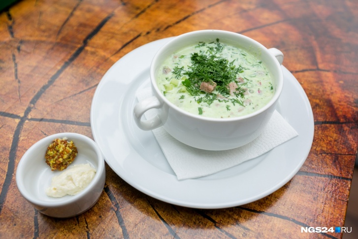 Окрошка — отличный холодный суп для жары 