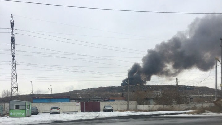 «Чадит не по-детски»: в Челябинске загорелась закрытая осенью городская свалка