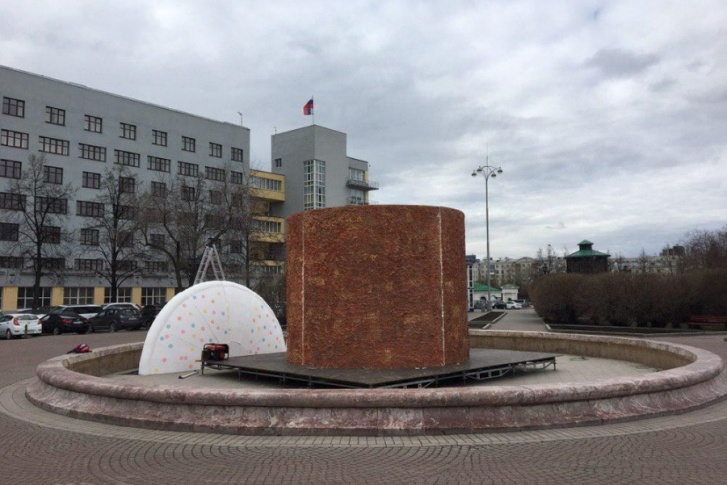 Пасхальный кулич установили сегодня ночью, но еще не до конца — слева лежит его «шапка» Пасхальный кулич установили сегодня ночью, но еще не до конца — слева лежит его «шапка»
