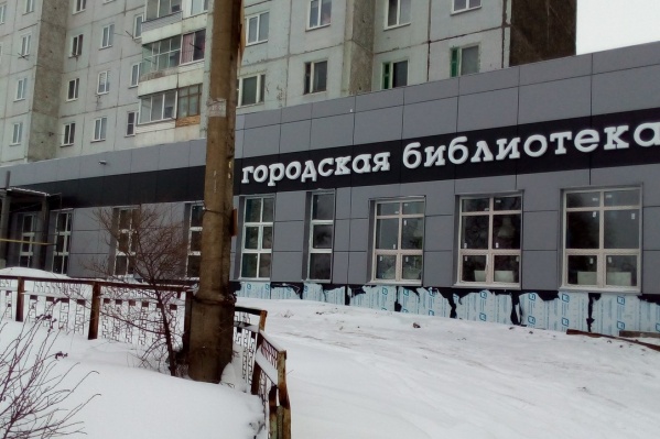 Снаружи библиотека выглядит хорошо — лаконичный, но стильный дизайн Снаружи библиотека выглядит хорошо — лаконичный, но стильный дизайн