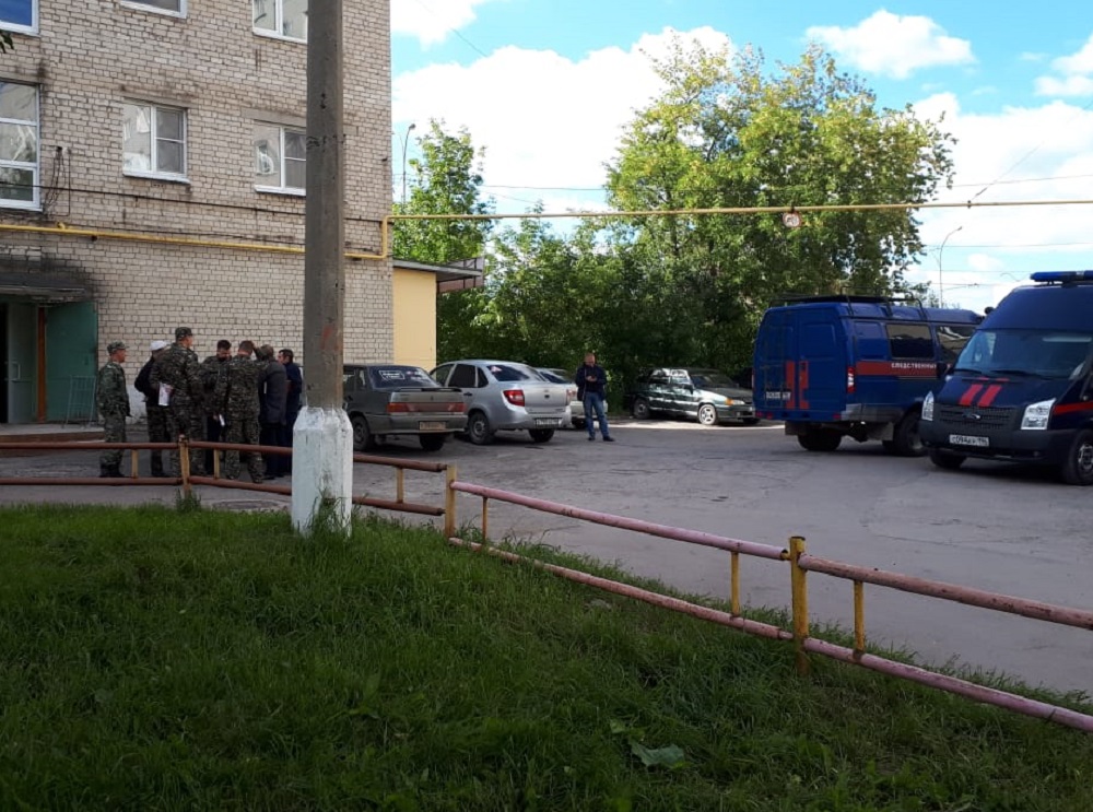 Сотрудники следственного комитета стоят перед домом, где Николай Агеев жестоко убил школьницу