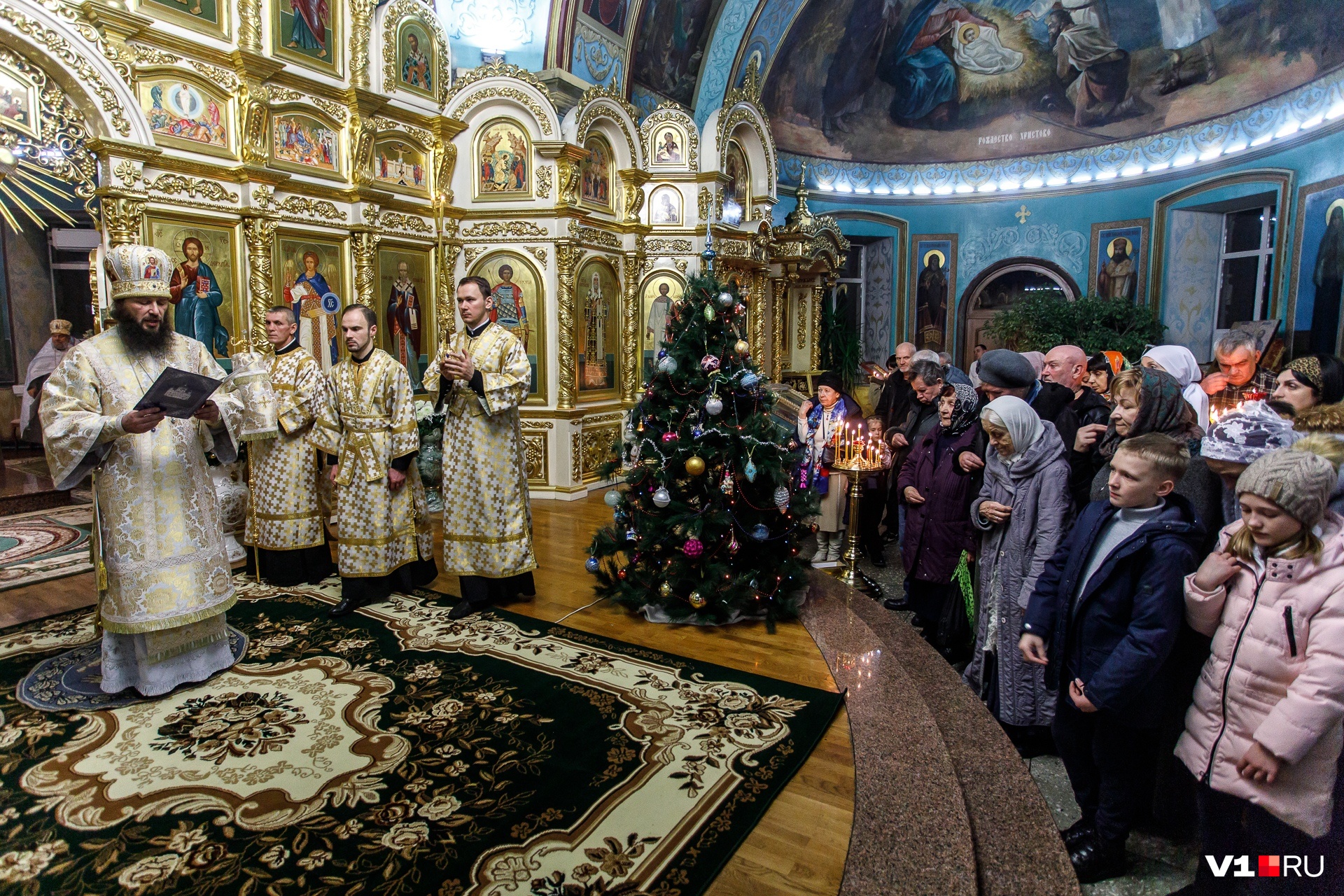 Когда идти в храм на рождество. Собор Рождества Христова литургия. Богослужение храма на Рязанке Радонеж. Рождественская служба в храме. Рождественское богослужение.