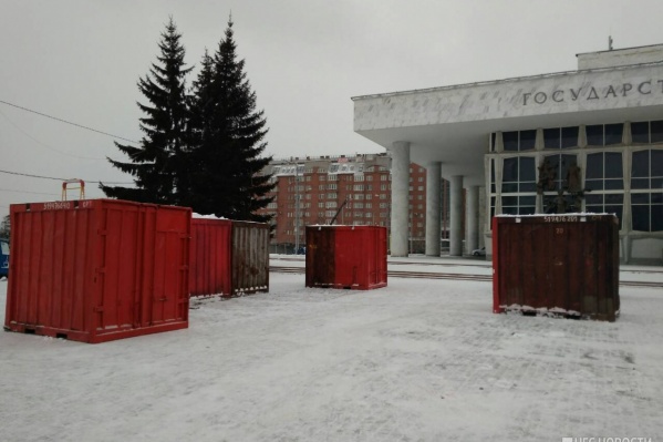 Красные контейнеры берут в аренду в речпорту, красят и оборудуют для предпринимателей Красные контейнеры берут в аренду в речпорту, красят и оборудуют для предпринимателей