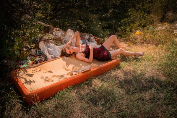 Бороться с мусором фотограф решила при помощи женской красоты Бороться с мусором фотограф решила при помощи женской красоты