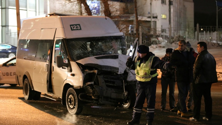 Машина на цепи, пострадавшие в больнице: в центре Челябинска маршрутка врезалась в столб