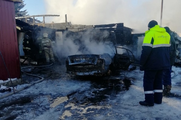Пожар начался с автомобиля Пожар начался с автомобиля