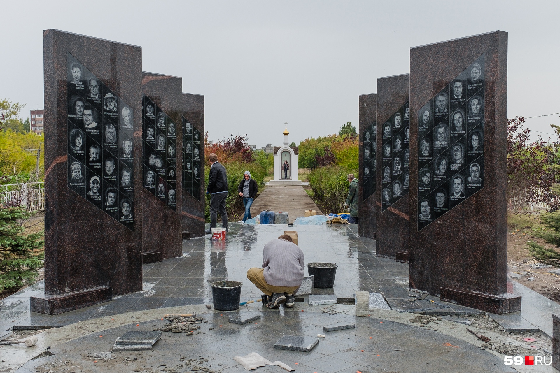 Памятник погибшим в авиакатастрофе. Мемориал погибшим Боинг Пермь. Мемориал памяти Боинг 737 Пермь. Мемориал в Перми жертвам авиакатастрофы. Мемориал погибшим в авиакатастрофе в Перми.