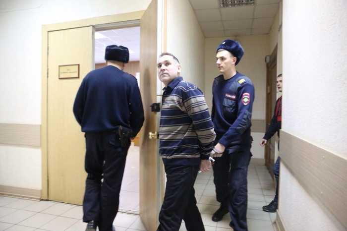 Чуплинского заводят в зал суда Чуплинского заводят в зал суда