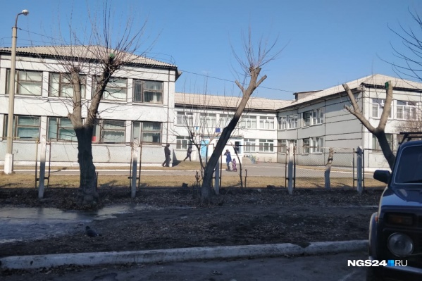 Бойцы прятались за угол и вбегали в детсад Бойцы прятались за угол и вбегали в детсад