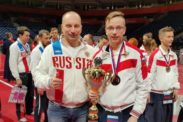 Накануне Роман (справа) взял серебро в командных соревнованиях, а сегодня выиграл бронзу в личном первенстве. Слева президент федерации кендо НСО Андрей Кусургашев Накануне Роман (справа) взял серебро в командных соревнованиях, а сегодня выиграл бронзу в личном первенстве. Слева президент федерации кендо НСО Андрей Кусургашев