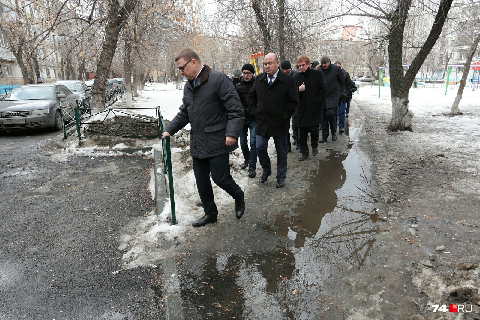 По затопленным челябинским дворам чиновники пробираются гуськом По затопленным челябинским дворам чиновники пробираются гуськом