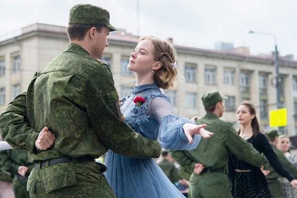 Бессменным режиссером-постановщиком «Вальса Победы» стала выпускница ЮУрГУ и профессиональный хореограф Татьяна Мюллер Бессменным режиссером-постановщиком «Вальса Победы» стала выпускница ЮУрГУ и профессиональный хореограф Татьяна Мюллер