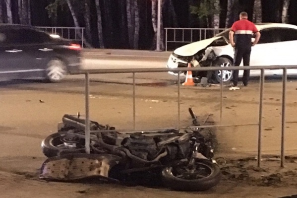 Авария с участием байкера случилась накануне в 22:57. От удара с легковушкой мотоцикл откинуло в ограждение Авария с участием байкера случилась накануне в 22:57. От удара с легковушкой мотоцикл откинуло в ограждение