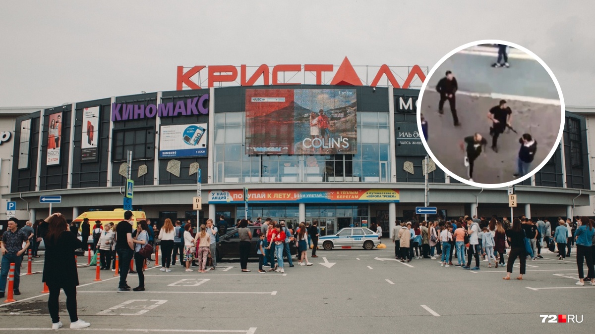 После стрельбы в торгово-развлекательном центре началась паника. Люди побежали к выходам После стрельбы в торгово-развлекательном центре началась паника. Люди побежали к выходам