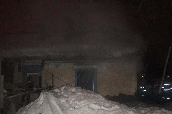 Из этого дома эвакуировали 8 человек, из них двое — дети Из этого дома эвакуировали 8 человек, из них двое — дети 