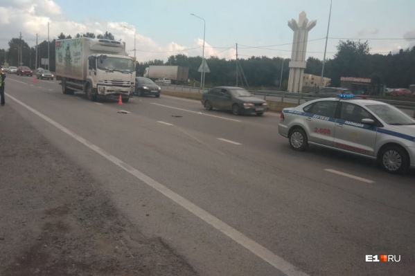 Грузовик врезался в легковушку, когда она стояла на светофоре Грузовик врезался в легковушку, когда она стояла на светофоре