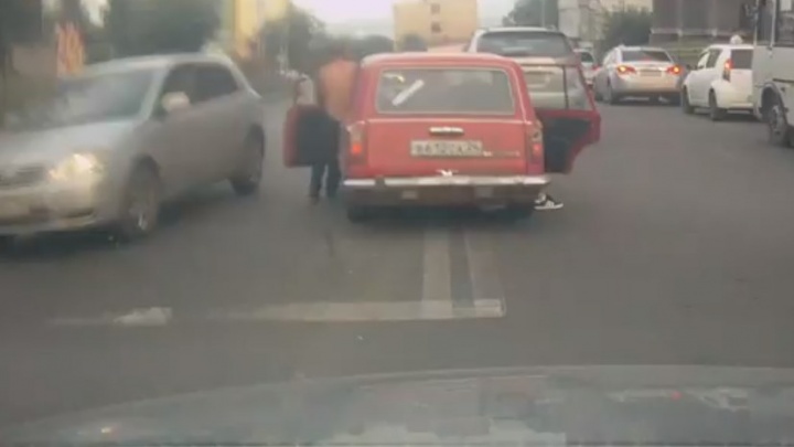 Тормоз для ВАЗа: водитель и пассажир при поездке по Красноярску останавливали свое авто ногами